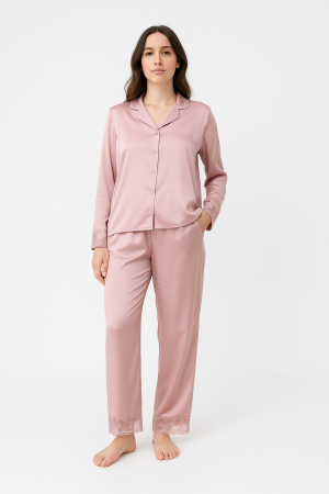Plongez dans un univers de douceur et de féminité avec ce pyjama en satin signé R&N.