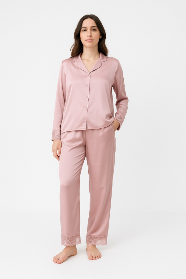 Plongez dans un univers de douceur et de féminité avec ce pyjama en satin signé R&N.