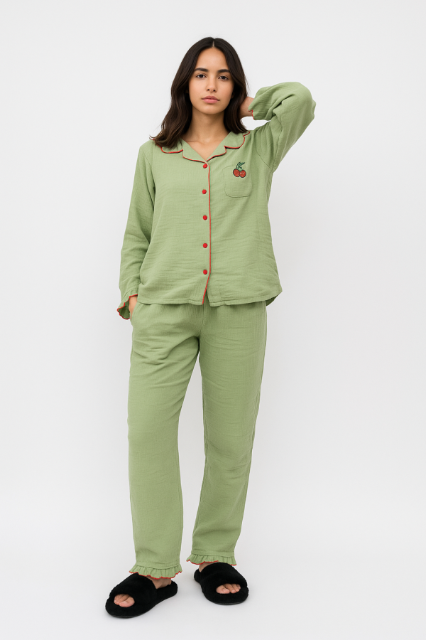 Pyjama en Lin Vert Olive – Broderie Cerise – R&N
